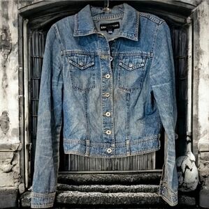 Express Jeans Weathered Vintage Cropped Jean Jacket. Size M